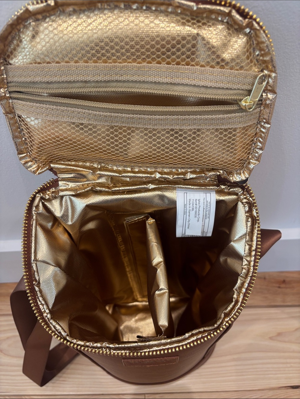 Igloo Luxe Collection Beverage
Tote, MaxCold Insulation, Removable Divider - Picture 7 of 8